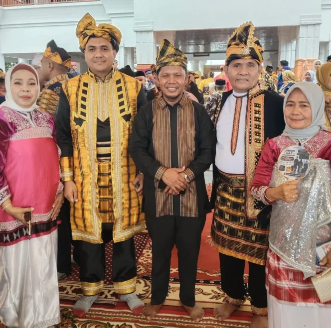 
 H. La Pili, S.Pd  (tengah) bersama Sekertaris dan Bendahara KKMM Sultra. Foto: Istimewa