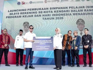 Direktur Utama Bank Sultra, Andri Permana Diputra Abubakar menyerahkan secarah simbolik buku tabungan Simpel kepada Wali Kota Kendari, Siska Karina Imran. Foto: Istimewa