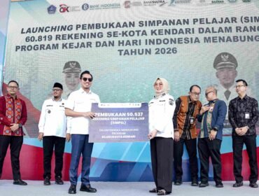 Direktur Utama Bank Sultra, Andri Permana Diputra Abubakar menyerahkan secarah simbolik buku tabungan Simpel kepada Wali Kota Kendari, Siska Karina Imran. Foto: Istimewa
