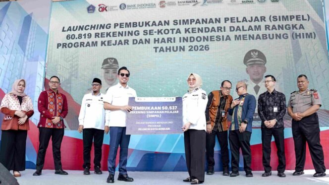 
 Direktur Utama Bank Sultra, Andri Permana Diputra Abubakar menyerahkan secarah simbolik buku tabungan Simpel kepada Wali Kota Kendari, Siska Karina Imran. Foto: Istimewa