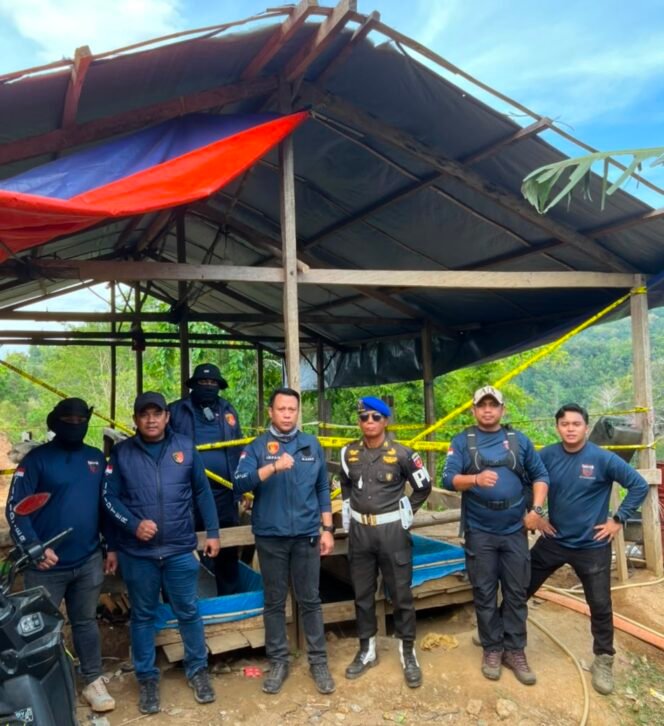 
 Tim gabungan TNI-Polri dan Pemda Bombana melakukan serangkaian kegiatan penegakan hukum di bidang pertambangan dan kehutanan di Desa Wumbubangka, Kecamatan Rarowatu Utara, Kabupaten Bombana. Foto: Istimewa