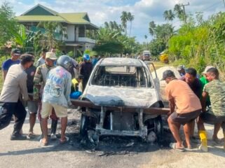Sejumlah warga saat mengevakuasi mobil yang terbakar di Kecamatan Wakorumba Utara, Kabupaten Butur. Foto: Istimewa