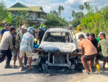 Sejumlah warga saat mengevakuasi mobil yang terbakar di Kecamatan Wakorumba Utara, Kabupaten Butur. Foto: Istimewa