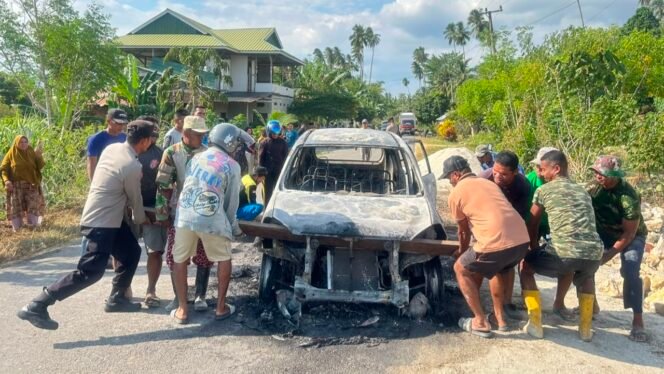 
 Sejumlah warga saat mengevakuasi mobil yang terbakar di Kecamatan Wakorumba Utara, Kabupaten Butur. Foto: Istimewa