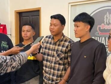 Ketua AMAN Sultra, Ikram (tengah). Foto: Istimewa
