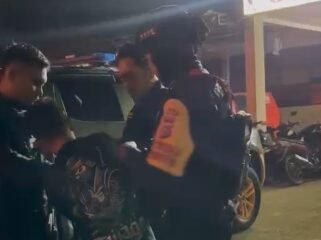 Tim Patroli Perintis Dit Samapta Polda Sultra saat menangkap pria berinisial AS pelalu pemalakan di sebuah hotel di Kota Kendari
Foto: Istimewa