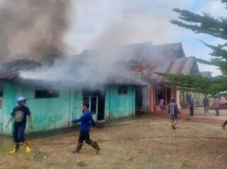 Rumah milik Ahmad Sabri di Kelurahan Tuoy, Kecamatan Unaaha, Kabupaten Konawe terbakar. Foto: Istimewa