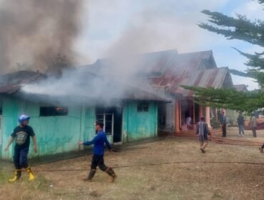 Rumah milik Ahmad Sabri di Kelurahan Tuoy, Kecamatan Unaaha, Kabupaten Konawe terbakar. Foto: Istimewa
