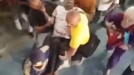 Tangkapan layar video yang memperlihatkan sejumlah orang saat mengevakuasi tubuh korban. Foto: Istimewa