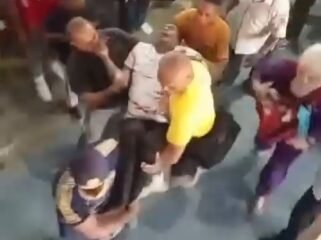 Tangkapan layar video yang memperlihatkan sejumlah orang saat mengevakuasi tubuh korban. Foto: Istimewa