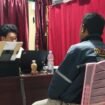 Seorang driver ojek online (ojol), inisial LM (43) saat melapor di Polresta Kendari. Foto: Istimewa