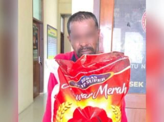 Seorang pria inisla SL (46) ditangkap polisi setelah diduga curi satu karung beras di kios warga di Kendari Barat. Foto: Istimewa