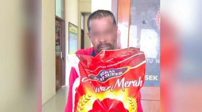 Seorang pria inisla SL (46) ditangkap polisi setelah diduga curi satu karung beras di kios warga di Kendari Barat. Foto: Istimewa