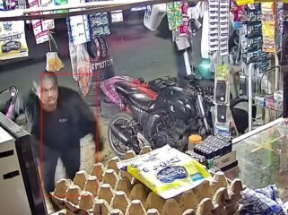 Tangkapan layar rekaman CCTV yang memperlihatkan sejumlah pria tak dikenal mengamuk bawa sajam dan rusak kios warga di Kendari. Foto: Istimewa