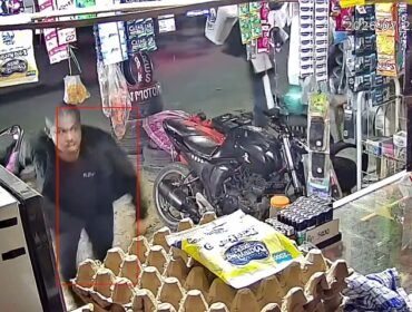 Tangkapan layar rekaman CCTV yang memperlihatkan sejumlah pria tak dikenal mengamuk bawa sajam dan rusak kios warga di Kendari. Foto: Istimewa