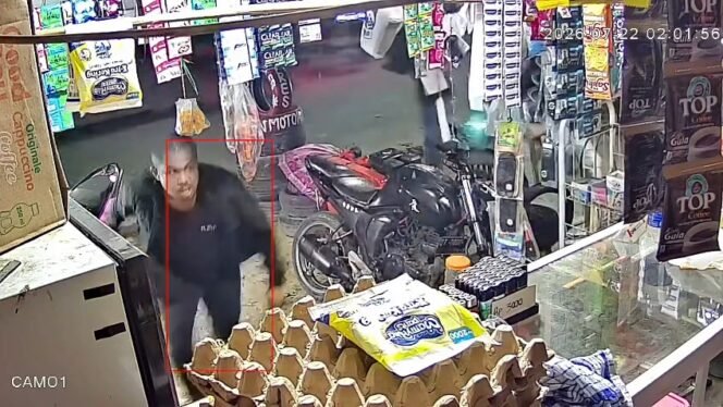 
 Tangkapan layar rekaman CCTV yang memperlihatkan sejumlah pria tak dikenal mengamuk bawa sajam dan rusak kios warga di Kendari. Foto: Istimewa