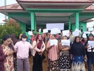 Puluhan emak-emak berdemonstrasi dan segel Kantor Desa Marombo Pantai Kabupaten Konawe Utara, Jumat (24/7/2026). Foto: Istimewa