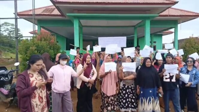 
 Puluhan emak-emak berdemonstrasi dan segel Kantor Desa Marombo Pantai Kabupaten Konawe Utara, Jumat (24/7/2026). Foto: Istimewa