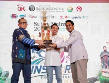 Kepala Perwakilan BI Sulawesi Tenggara, Edwin Permadi saat menyerahkan Piala Bergilir Finspora 2026 kepada Direktur Utama Bank Sultra, Andri Permana Diputra Abubakar. Foto: Istimewa