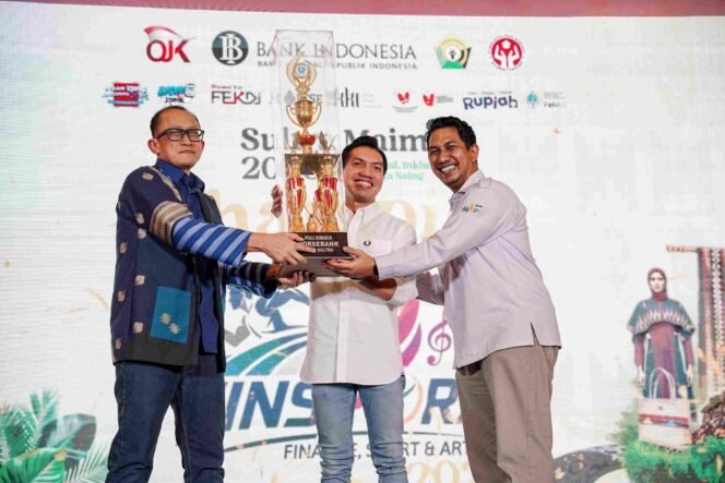 
 Kepala Perwakilan BI Sulawesi Tenggara, Edwin Permadi saat menyerahkan Piala Bergilir Finspora 2026 kepada Direktur Utama Bank Sultra, Andri Permana Diputra Abubakar. Foto: Istimewa