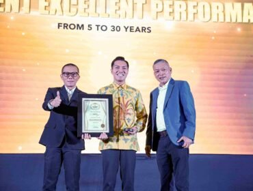 Direktur Utama Bank Sultra, Andri Permana Diputra Abubakar (tengah) saat menerima piagam penghargaan ajang 31st Infobank Award 2026 di Jakarta. Foto: Istimewa