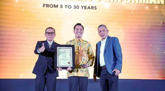 Direktur Utama Bank Sultra, Andri Permana Diputra Abubakar (tengah) saat menerima piagam penghargaan ajang 31st Infobank Award 2026 di Jakarta. Foto: Istimewa