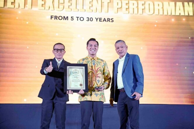 
 Direktur Utama Bank Sultra, Andri Permana Diputra Abubakar (tengah) saat menerima piagam penghargaan ajang 31st Infobank Award 2026 di Jakarta. Foto: Istimewa