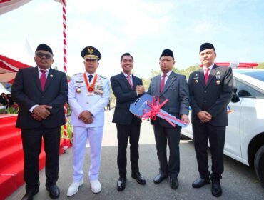 Direktur Utama PT Bank Sultra,  Andri Permana Diputra Abubakar (tengah) saat menyerahkan mobil jenazah secara simbolis kepada Direktur RSUD Bahteramas Sultra, Sukirman. Foto: Istimewa