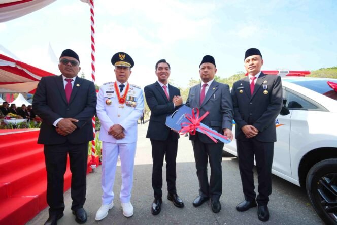 
 Direktur Utama PT Bank Sultra,  Andri Permana Diputra Abubakar (tengah) saat menyerahkan mobil jenazah secara simbolis kepada Direktur RSUD Bahteramas Sultra, Sukirman. Foto: Istimewa