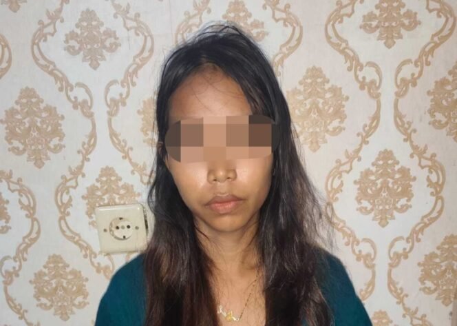 
 Seorang ART di Kendari inisial (FE) ditangkap polisi usai diduga nekat curi uang dan perhiasan majikannya demi lunasi utang. Foto:Istimewa
