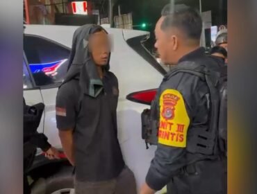 Komandan Tim Patroli Perintis Presisi Dit Samapta Polda Sultra, Bripka Boy Sagita (kanan) saat menginterogasi pelaku pengancaman ojol di Kendari. Foto: Istimewa