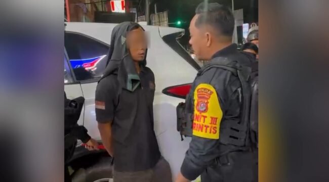 Komandan Tim Patroli Perintis Presisi Dit Samapta Polda Sultra, Bripka Boy Sagita (kanan) saat menginterogasi pelaku pengancaman ojol di Kendari. Foto: Istimewa