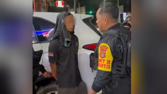 
 Komandan Tim Patroli Perintis Presisi Dit Samapta Polda Sultra, Bripka Boy Sagita (kanan) saat menginterogasi pelaku pengancaman ojol di Kendari. Foto: Istimewa
