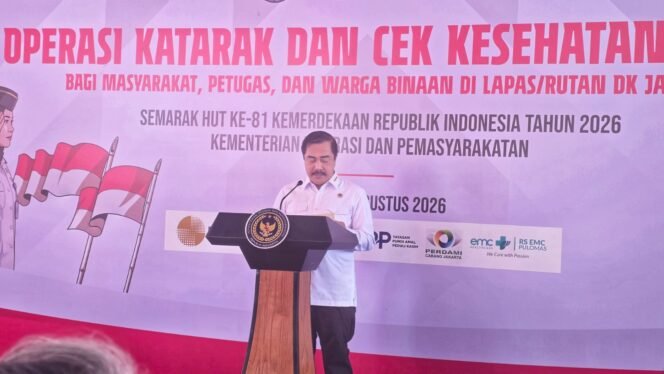 
 Menteri Imigrasi dan Pemasyarakatan Agus Andrianto bersama menyampaikan sambutan pada kegiatan Cek Kesehatan Gratis (CKG), pemeriksaan katarak, sekaligus operasi katarak bagi warga binaan dan masyarakat. Foto: Istimewa