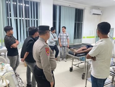 Polres Muna mengevakuasi terduga pelaku ke RSUD Kabupaten Muna guna. Foto: Istimewa