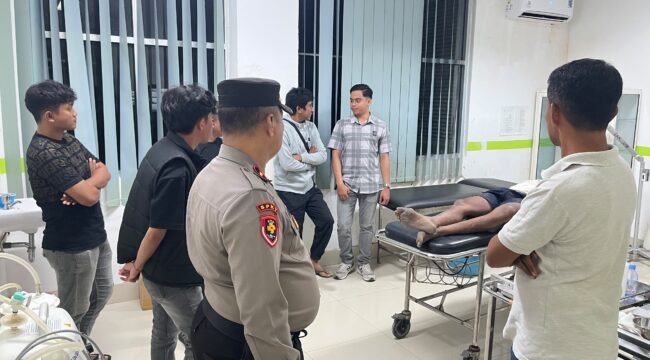 Polres Muna mengevakuasi terduga pelaku ke RSUD Kabupaten Muna guna. Foto: Istimewa
