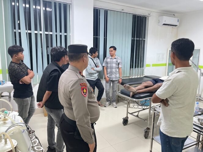 
 Polres Muna mengevakuasi terduga pelaku ke RSUD Kabupaten Muna guna. Foto: Istimewa