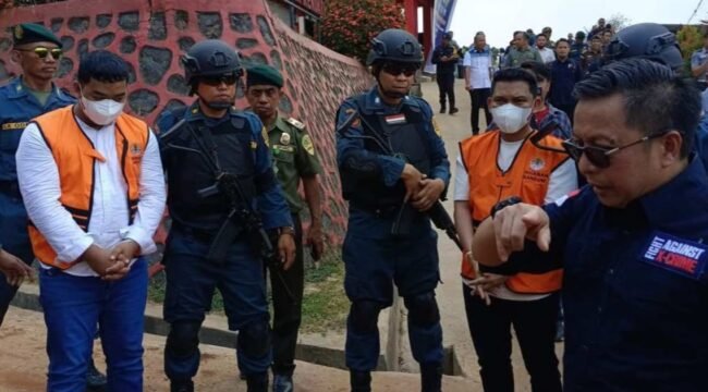
Lukman dan Anugrah Anca ditetapka tersangka kasus dugaan perusakan hutan di Desa Oko-oko, Kecamatan Pomala, Kabupaten Kolaka. Foto: Istimewa
