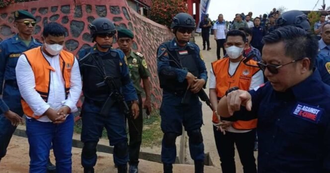  
Lukman dan Anugrah Anca ditetapka tersangka kasus dugaan perusakan hutan di Desa Oko-oko, Kecamatan Pomala, Kabupaten Kolaka. Foto: Istimewa
