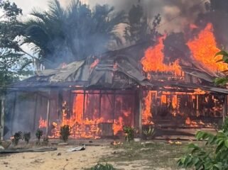 Sebuah rumah milik warga Desa Sambahule, Kecamatan Baito, Kabupaten Konsel ludes terbakar. Foto: Istimewa