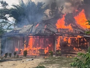 Sebuah rumah milik warga Desa Sambahule, Kecamatan Baito, Kabupaten Konsel ludes terbakar. Foto: Istimewa