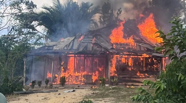 Sebuah rumah milik warga Desa Sambahule, Kecamatan Baito, Kabupaten Konsel ludes terbakar. Foto: Istimewa