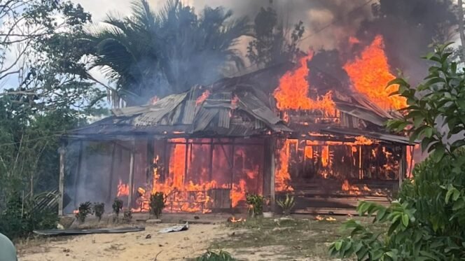 
 Sebuah rumah milik warga Desa Sambahule, Kecamatan Baito, Kabupaten Konsel ludes terbakar. Foto: Istimewa