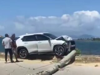 Sebuah mobil Toyota Yaris menabrak tiang listrik di Kelurahan Kasilampe Kendari. Foto:Istimewa
