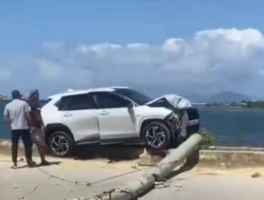 Sebuah mobil Toyota Yaris menabrak tiang listrik di Kelurahan Kasilampe Kendari. Foto:Istimewa