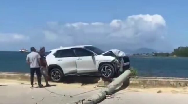 Sebuah mobil Toyota Yaris menabrak tiang listrik di Kelurahan Kasilampe Kendari. Foto:Istimewa