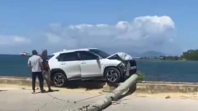 
 Sebuah mobil Toyota Yaris menabrak tiang listrik di Kelurahan Kasilampe Kendari. Foto:Istimewa