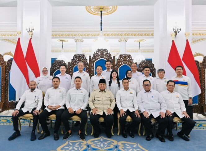 
 Presiden Prabowo Subianto bersama jajaran pengurus Kadin se-Indonesia di Istana Merdeka. Foto: Istimewa