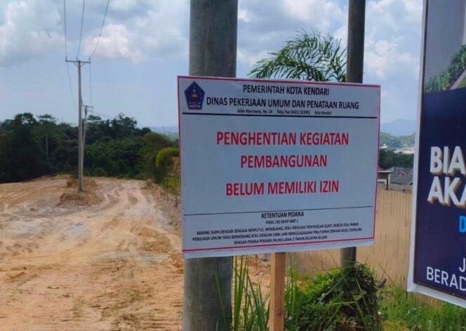 
 Plang penghentian aktivitas pembangunan perumahan yang dipasang Pemkot Kendari di lahan bersengketa di Puuwatu Kendari. Foto: Istimewa