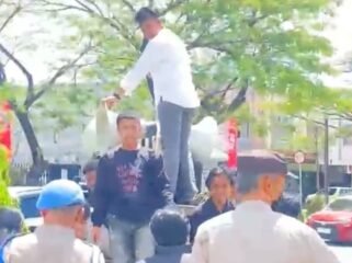 Salah satu massa Akar Sultra tengah berorasi di atas mobil pengeras suara saat demo di depan Kantor PT SDP. Foto: Istimewa